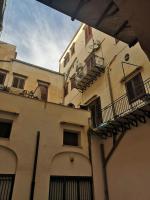 Sunshine Hostel Palermo的阳台或露台