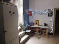 巴勒莫Sunshine Hostel Palermo的客房设有书桌和带楼梯的桌子。