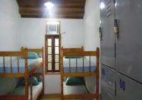 帕拉蒂Livina Hostel的客房设有两张双层床和一台冰箱。