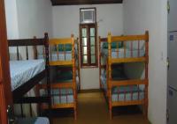帕拉蒂Livina Hostel的有三张双层床和一扇窗户的房间