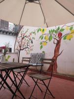 巴勒莫Sunshine Hostel Palermo的墙上的苹果树壁画和桌椅