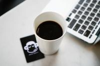 Blu Monkey Hub & Hotel Surat Thani的咖啡和沏茶工具