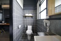 Blu Monkey Hub & Hotel Surat Thani的一间浴室