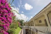 Rosewood Apartment Hotel外面的花园