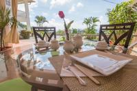 Rosewood Apartment Hotel内部或周边的泳池