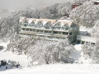 福尔斯克里克福尔斯克里特乡村俱乐部酒店的一座白雪覆盖的山顶上的建筑