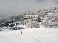 福尔斯克里克福尔斯克里特乡村俱乐部酒店的滑雪者在滑雪胜地前滑雪