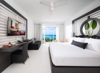 S Hotel Montego Bay - Luxury Boutique All-Inclusive Hotel客房内的一张或多张床位