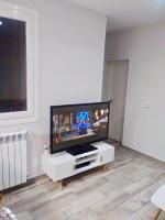 马德里Apartamento estilo nórdico en Malasaña (Madrid Centro)的配有大屏幕平板电视的客厅
