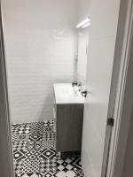 马德里Apartamento estilo nórdico en Malasaña (Madrid Centro)的浴室设有水槽,铺有黑白瓷砖地板。