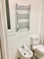 马德里Apartamento estilo nórdico en Malasaña (Madrid Centro)的带马桶和水槽的白色浴室
