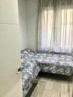 马德里Apartamento estilo nórdico en Malasaña (Madrid Centro)的一张位于带窗户的房间的床