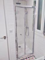 马德里Apartamento estilo nórdico en Malasaña (Madrid Centro)的浴室里有玻璃门的淋浴间