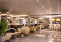 埃拉特Hotel Astral Nirvana Club- Half Board的大堂设有配备椅子的等候室和酒吧