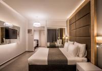 埃拉特Hotel Astral Nirvana Club- Half Board的一间带床和客厅的酒店房间