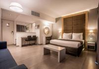 埃拉特Hotel Astral Nirvana Club- Half Board的一间带床和客厅的酒店房间