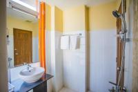 Golden Gate China Town Hotel的一间浴室
