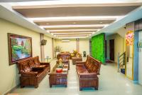 Golden Gate China Town Hotel的休息区