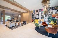 德斯坦Hyatt Place Sandestin at Grand Blvd的客厅的墙上挂着一幅大画
