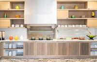 德斯坦Hyatt Place Sandestin at Grand Blvd的厨房的柜台上放着食物