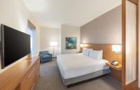 Hyatt Place Sandestin at Grand Blvd客房内的一张或多张床位