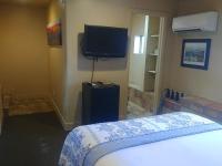 佩吉Lake Powell Motel &amp; Apartments的一间卧室，墙上有一张床和一台电视