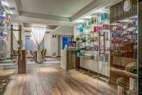 里诺德洛银色传统里诺度假村酒店的陈列着许多产品的商店