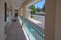 Shasta Pines Motel &amp; Suites的阳台或露台
