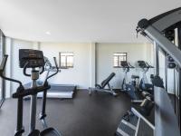 悉尼Renovated Stylish Studio的拥有多台跑步机和有氧运动器械的健身房
