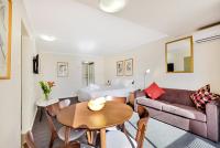 悉尼Renovated Stylish Studio的带沙发和桌子的客厅