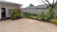 Furnished self catering cottage外面的花园