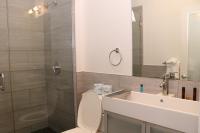 Charming & Stylish Studio on Beacon Hill #15的一间浴室