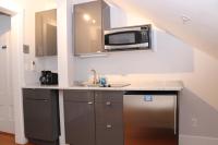 Charming & Stylish Studio on Beacon Hill #15的厨房或小厨房