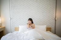 清迈帕克平旅舍的坐在床上的女人