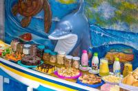 帕拉蒂Pousada Casa do Rio Hostel - 8 min do Centro Hístorico - Passeio de Barco com saída da Pousada -Pago a parte- Perto das Praias e Beira Rio的一张桌子,上面有食物和蓝色的大象头