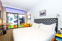 The Constance Fortitude Valley客房内的一张或多张床位