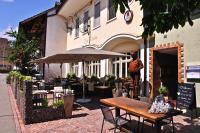 VilligenHotel zum Hirschen的一间带桌椅和遮阳伞的餐厅