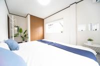Miraie Yokkaichi Tomida客房内的一张或多张床位