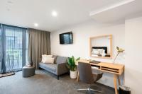Southwark Hotel & Apartments的电视和/或娱乐中心