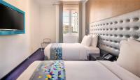 Fairway Colombo - Sri Lanka&#39;s First Hotel With Robot Technology客房内的一张或多张床位