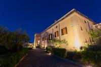 马尔萨拉Hotel Baglio Oneto dei Principi di San Lorenzo - Luxury Wine Resort的一座晚上有鹅卵石街道的建筑
