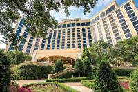 比洛克西Beau Rivage Resort &amp; Casino的从花园可以欣赏到宏伟的毫克酒店的景色