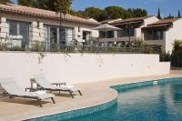 La Bastide de Biot内部或周边的泳池