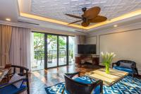 Silk Path Grand Sapa Resort & Spa的电视和/或娱乐中心