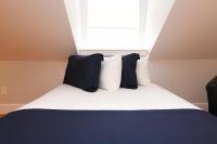 Charming & Stylish Studio on Beacon Hill #15客房内的一张或多张床位