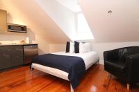 Charming & Stylish Studio on Beacon Hill #15客房内的一张或多张床位