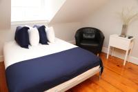 Charming & Stylish Studio on Beacon Hill #15客房内的一张或多张床位