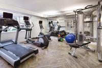 华盛顿ARC HOTEL Washington DC, Georgetown的拥有多台跑步机和健身车的健身房