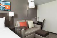 Hyatt Place New York City - Times Square的电视和&#47;或娱乐中心