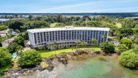 希洛Hilo Hawaiian Hotel, Trademark Collection by Wyndham的海滩上一座大建筑的顶部景色